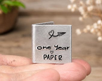 PERSONLIGT 1:a traditionellt 1-års bröllopsdagskort av pappersflygplan som minnesmärke. Extra liten miniatyr, söt handstämplad, anpassad datumkort