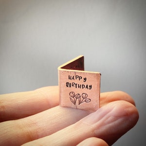 Personalisiertes Geburtstagskarte Andenken. Extra kleine Miniatur niedlich handgestempelt. Altes Kupfer Blumen Geschenk