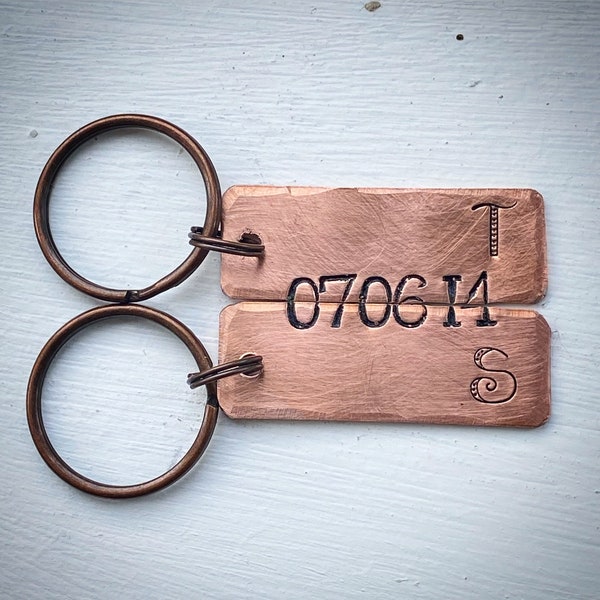 Initiales de couples assorties et message secret de date spéciale Porte-clés cadeau en bronze estampé à la main. Parfait souvenir du 8e 19e anniversaire de mariage