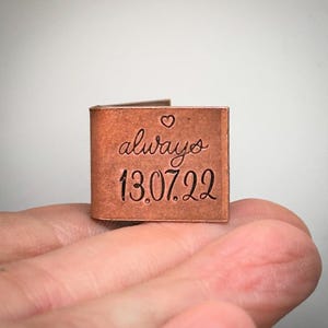 Tarjeta de recuerdo personalizada para el 1.º, 2.º, 5.º, 7.º y 10.º aniversario de bodas. Miniatura de bronce extra pequeña con iniciales y fecha personalizadas para el 8.º aniversario de bodas