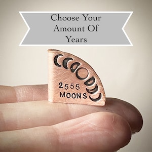 Tarjeta de recuerdo PERSONALIZADA para el 7.º, 9.º y 22.º aniversario de bodas de cobre tradicional con iniciales y fecha estampadas en miniatura extra pequeñas