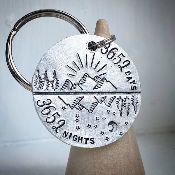 Geschenk für 10 Jahre Hochzeitstag. Aluminium Hand gestempelt traditionellen 10.Zinn Geschenk Schlüsselanhänger. Schlüsselring. Personalisiertes Geschenk