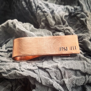 Il conteggio dell'anniversario di matrimonio in bronzo segna la clip dei soldi. Regalo per lui, marito. Tradizionale ricordo dell'8° anniversario di matrimonio. Personalizzato.