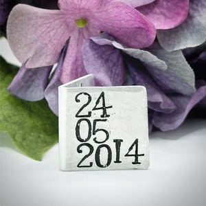 Souvenir PERSONNALISÉ de carte d'anniversaire de date de mariage. Très petite miniature mignonne estampée à la main. Boîte traditionnelle en aluminium personnalisée 10e cadeau