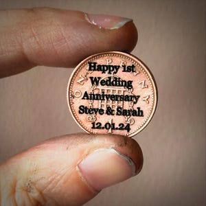 Moneda de 1 penique de la suerte personalizada y única para el primer aniversario de bodas, recuerdo de bolsillo para parejas grabado a medida, regalo para esposo y esposa