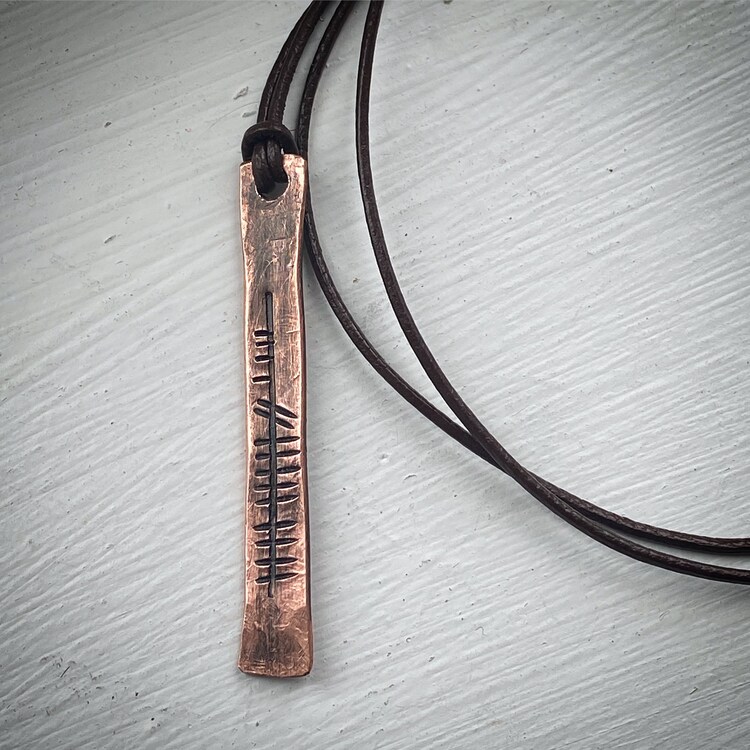 OGHAM Personalisierte Bronze Handgestempelte Anhänger Halskette. Irische Kelten. 8. Hochzeitstag Geburtstag Liebe Geschenk Schmuck