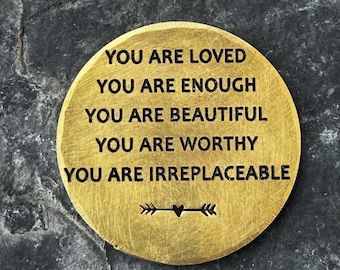 Eres AMADO, eres SUFICIENTE, eres FUERTE, moneda de bolsillo con afirmación de autoestima. Un recuerdo motivacional y positivo.