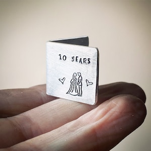 Cartão de lembrança de 10º aniversário de casamento de alumínio PERSONALIZADO tradicional. Miniatura extra pequena com iniciais e data carimbadas à mão