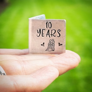 Souvenir personnalisé de carte d'anniversaire de mariage de 10 ans. Très petite miniature mignonne estampée à la main. 10e cadeau traditionnel personnalisé LGBTQ