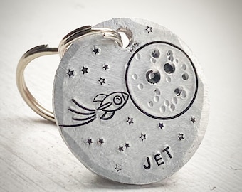 Haustier ID Rakete Schiff, Mond Name und Telefonnummer Tag. Personalisierter Haustieranhänger für Hund, Katze. Handgestempelte Scheibe. Messing Aluminium oder Kupfer