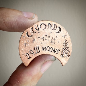 Regalo inusual para el octavo aniversario de bodas. Moneda de bolsillo tradicional de bronce recuperado con sello a mano para el octavo aniversario. Luna creciente personalizada