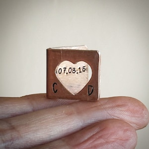 PERSONALIZED Traditionelle 8. 19. Hochzeitstag Karte Andenken aus Bronze. Extra kleine Miniatur niedlichen handgestempelten Initialen und Datum