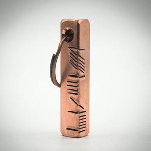 Anam Cara' Soulmate OGHAM Keltisch-Ierse taal Handgestempelde koperen custom bar sleutelhanger sleutelhanger. Traditioneel cadeau voor 7e huwelijksverjaardag