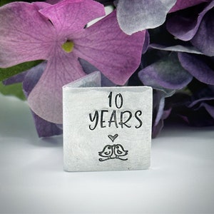 Souvenir personnalisé de carte d’anniversaire de mariage. Très petite miniature mignonne estampillée à la main. 10ème cadeau traditionnel personnalisé. Ornement minimaliste