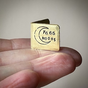Tarjeta de recuerdo personalizada de latón para el 21.º aniversario de bodas. Miniatura extra pequeña con un adorable sello "Te amo" estampado a mano.