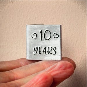 10 ans PERSONNALISÉ 10e anniversaire de mariage carte souvenir Extra petite miniature mignon cadeau 10e cadeau traditionnel personnalisé estampillé à la main