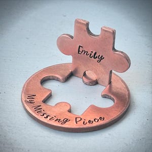Mi pieza faltante. Regalo personalizado de aniversario de bodas, cumpleaños y Navidad. Adorno de cobre pequeño con nombre personalizado. Pieza de rompecabezas