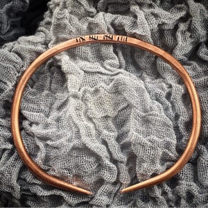 Pulsera, brazalete o brazalete con el símbolo de la marca de verificación de 19 años de bronce estampado a mano. Regalo tradicional único y martillado hecho a mano para el 19.° aniversario