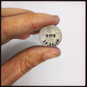 Seis peniques de la suerte personalizados, farthing. Regalo de bodas. Moneda estampada a mano personalizada, regalo, amuleto de buena suerte. Despedida de soltera. Ficha de bolsillo Talismán