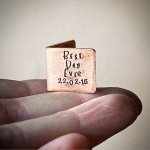Tarjeta de recuerdo personalizada para el 7.º y 9.º aniversario de bodas de cobre. Iniciales y fecha en miniatura, estampadas a mano.