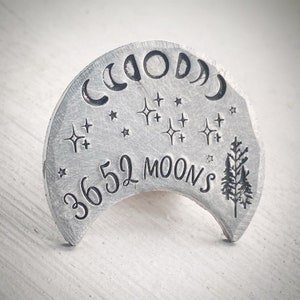 Regalo original para el 10.º aniversario de bodas. Lata de aluminio, moneda de bolsillo tradicional estampada a mano con luna creciente personalizada.