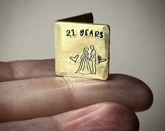 Personalisierte, traditionelle Karte zum 21. Hochzeitstag aus Messing als Andenken. Extra kleine, niedliche handgestempelte Miniatur-Initialen und Datum