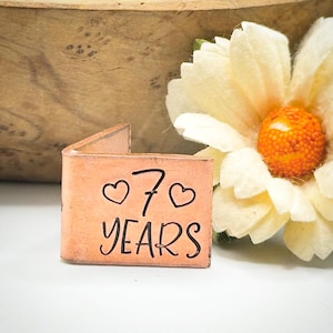 Cantidad PERSONALIZADA de años Recuerdo de tarjeta de aniversario de boda tradicional de cobre 7º 9º 22º Iniciales y fecha estampadas en miniatura extra pequeñas