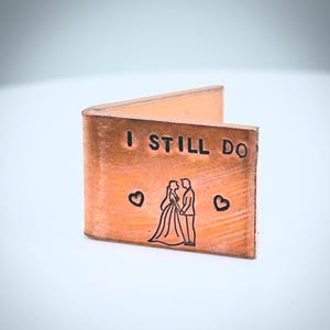 Tarjeta de recuerdo personalizada con el texto "I Still Do" (Sigo haciéndolo) en cobre para el séptimo, noveno y vigesimosegundo aniversario de bodas tradicional, tamaño XS, iniciales y fecha estampadas a mano, LGBTQ
