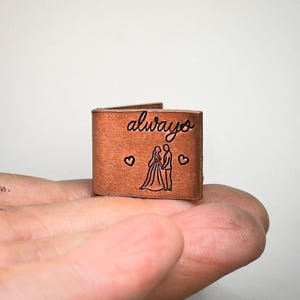 Carte-souvenir PERSONNALISÉE 1er 2e 5e 7e 10e anniversaire de mariage. Très petites initiales et date miniatures traditionnelles en bronze 8e miniatures personnalisées