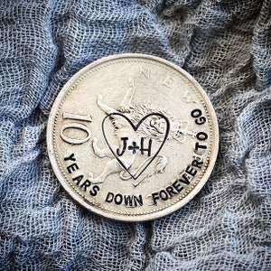 10 años para siempre. 10º aniversario de bodas vintage antiguo recuerdo de monedas de 10p. Llavero / token de 10 años estampado a mano