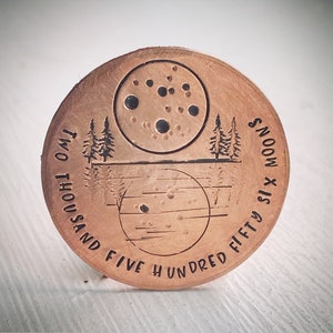 Cadeau voor 7-jarig huwelijk. Geregenereerd koper, met de hand gestempeld, traditioneel 7e cadeau. Gepersonaliseerde maanzak liefdesmunt aandenken talisman