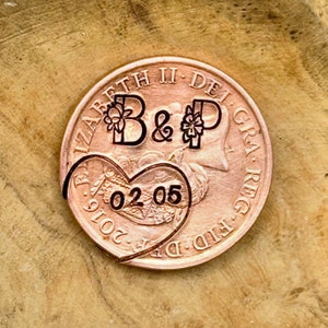 PERSONALIZADO 1971-2021 aniversario de boda fecha especial y recuerdo de regalo de iniciales LUCKY PENNY. Ficha de moneda británica estampada a mano