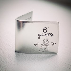 Tarjeta de recuerdo personalizada para el aniversario de bodas de hierro y acero tradicional del 6.º al 11.º. Pequeñas iniciales y fecha estampadas a mano