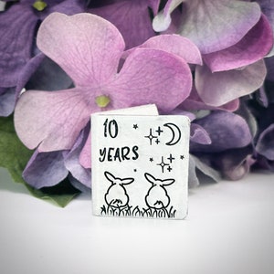 Carte souvenir traditionnelle en aluminium du 10e anniversaire de mariage personnalisée. Très petites initiales mignonnes miniatures de lapin et date