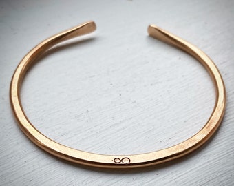 Bracciale, polsino o bracciale rigido in bronzo timbrato a mano per anniversario di matrimonio di 8 anni. Regalo tradizionale unico, martellato a mano. Amore per il compleanno.