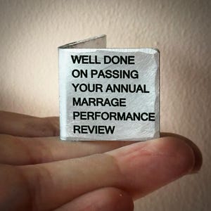 Carte souvenir en aluminium personnalisée gravée et amusante pour un anniversaire de mariage. Très petite miniature mignonne cadeau personnalisé pour mari femme
