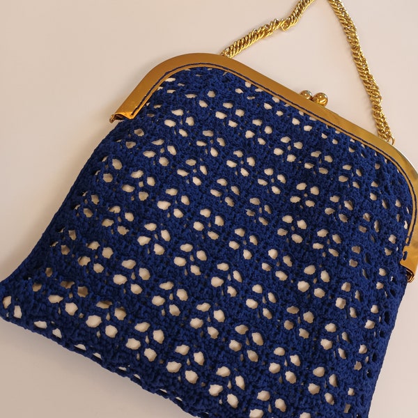 Grand sac fourre-tout au crochet vintage scandinave rétro fait à la main avec chaîne en métal doré et bouton bleu marine