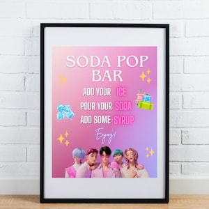 Könnte beinhalten: Gerahmtes Poster mit einem rosa-lila Farbverlauf im Hintergrund. Der Text "SODA POP BAR" steht oben, mit Anweisungen zum Hinzufügen von Eis, Soda und Sirup. Darunter befinden sich Illustrationen von Eiswürfeln, Sodadosen und Personen.