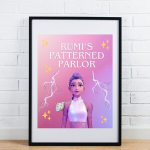 Op de afbeelding: Ingelijste kunstdruk met een gestileerde illustratie van een vrouw met paars haar en een witte top. De print heeft de tekst "Rumi's Patterned Parlor" en decoratieve bliksemschichten en sterren op een roze en paarse achtergrond.