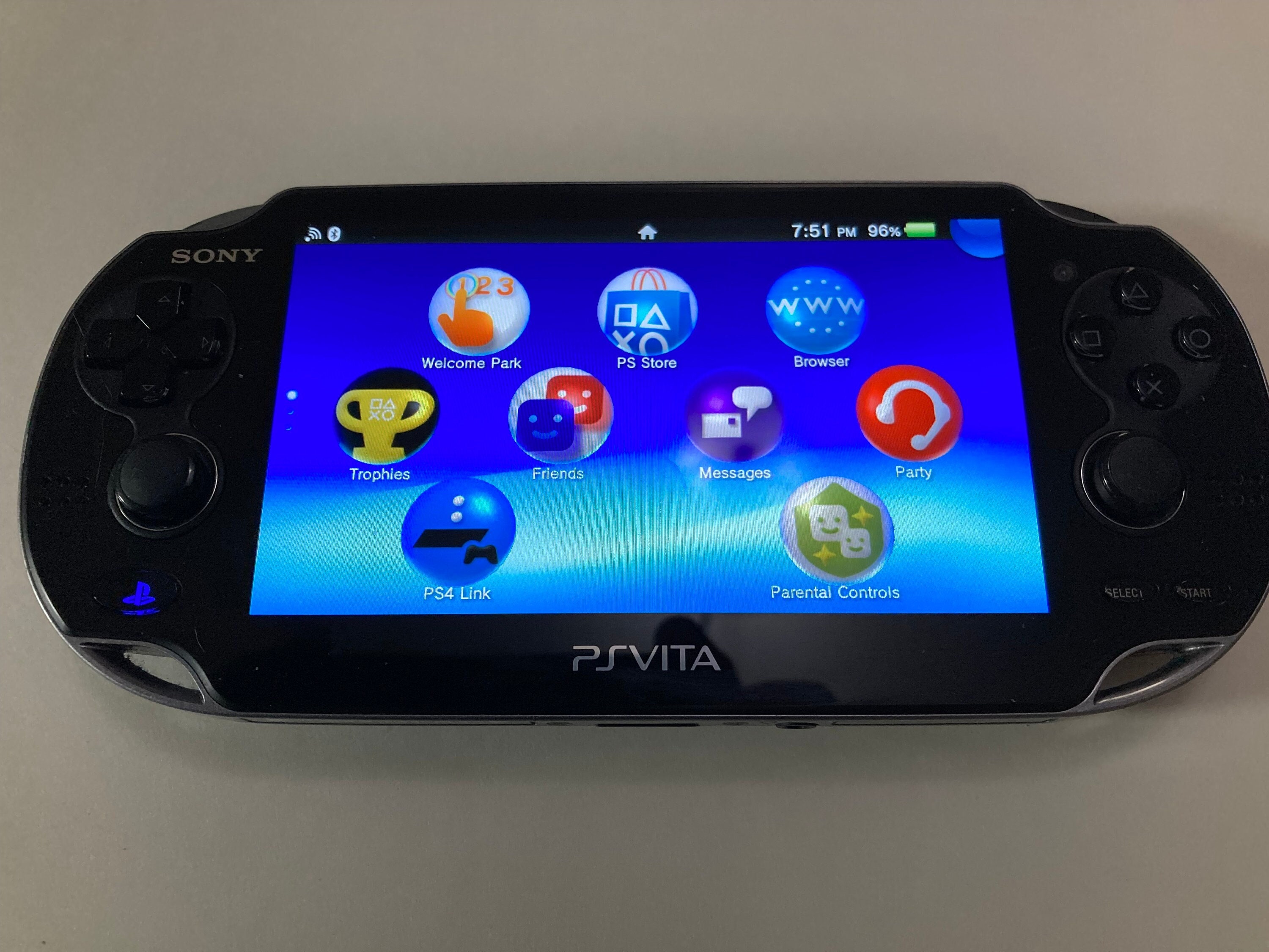 PLAYSTATION Vita PCH-1108. Neo geo Pocket Color. Retroarch vita