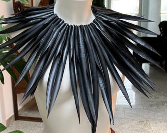 超大胆でスパイク状の黒いネックレス、ステートメントネックピース、カラー、アップサイクルされた自転車のインナーチューブゴム、ビーガンでサステナブルなジュエリー