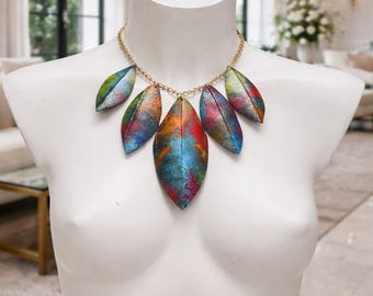 Collana vistosa e artistica, perfetta per tutti i giorni, realizzata con gomma riciclata proveniente da una camera d'aria di bicicletta. Gioielli vegani ed ecologici.