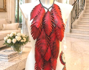 Collana vistosa extra large, rossa, a strati, gioiello da festival, realizzata con camera d'aria di bicicletta riciclata.