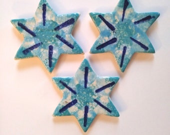 Imanes de cerámica hechos a mano con forma de estrella de David: decoración judía azul (juego de 3)