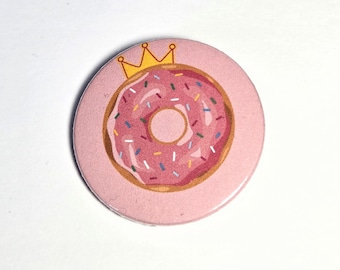 プリンセスドーナツ - ダンジョンクローラーカール ファンバッジ - 38mm ピンバッジ