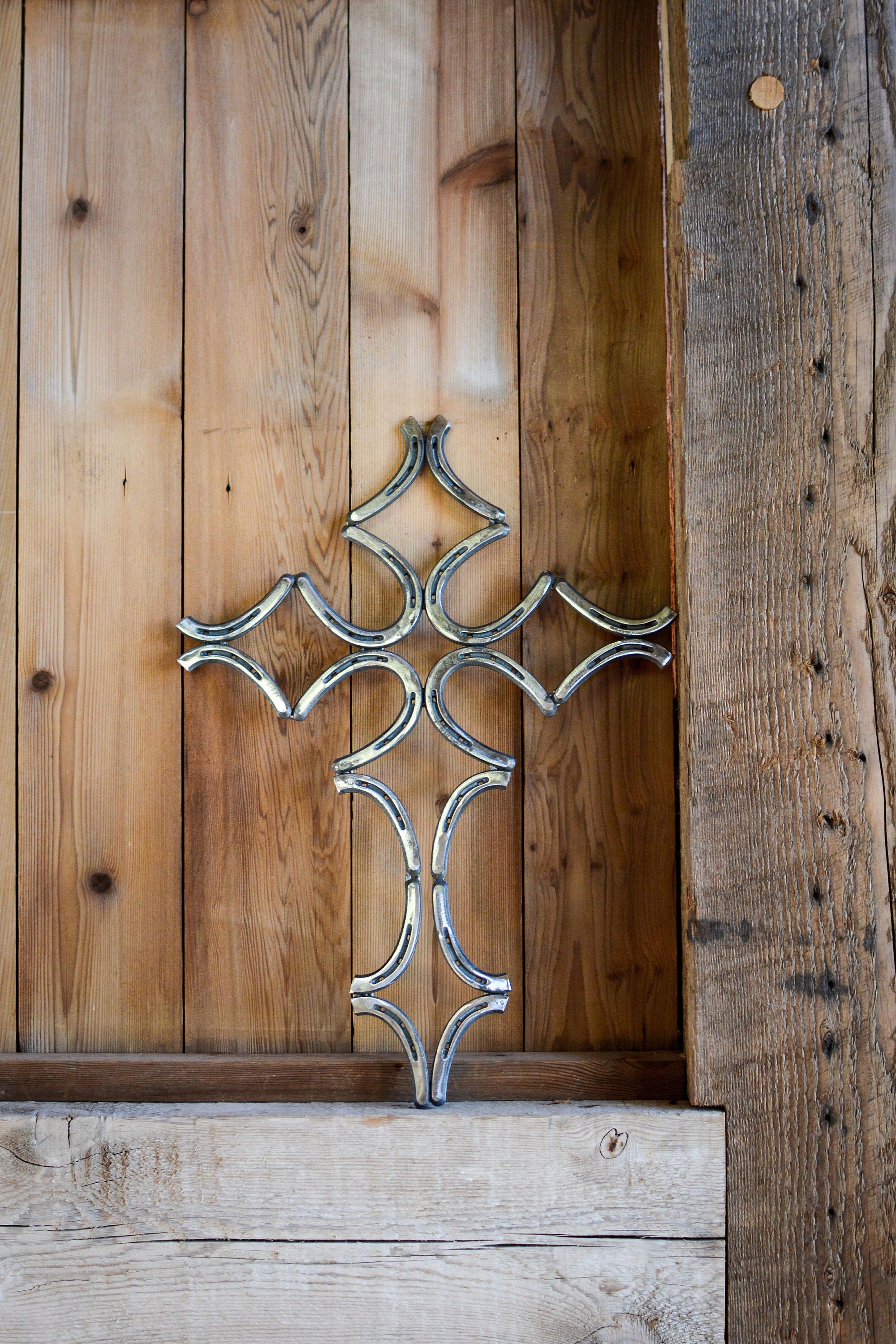 Elegant Rustic Welded Metal Horse Shoe Cross Wall Decoration 