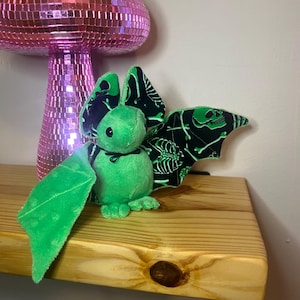 en peluche chauve-souris | Chauve-souris | Peluche | Animal en peluche | Chauve-souris BeeZeeArt | Chauve-souris d'Halloween | Peluche Halloween | Squelette |  Peluche Halloween | Fleur