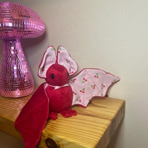 Peluche de murciélago cereza: animal de peluche hecho a mano