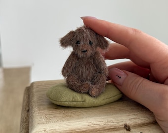 Miniaturowa brązowa lalka artystyczna – ręcznie robiony kolekcjonerski miś pluszowy