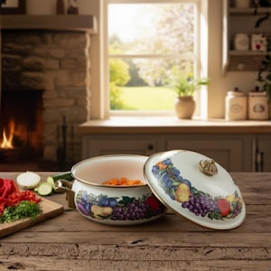 Vintage geëmailleerde kookpot met deksel beige geëmailleerd messing fruitpatroon van Cornucopia